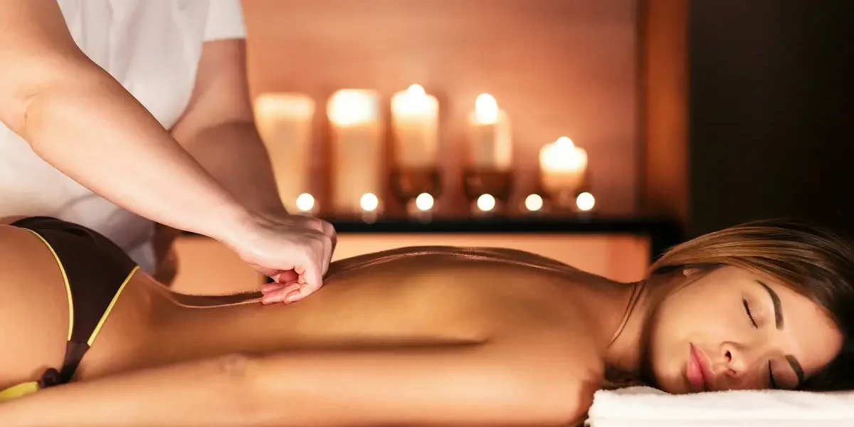 kobieta robi masaż innej kobiecie